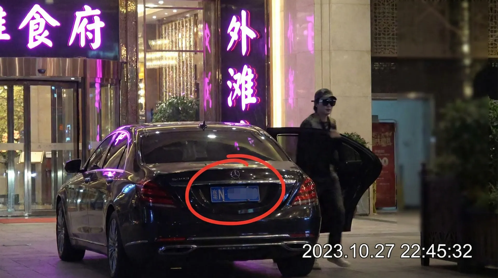 海角社区 - 豪车餐厅外被拍